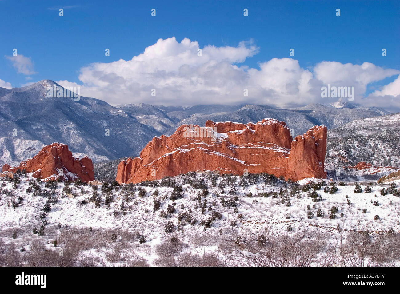 Giardino degli dèi e Pikes Peak tra le nuvole Foto Stock