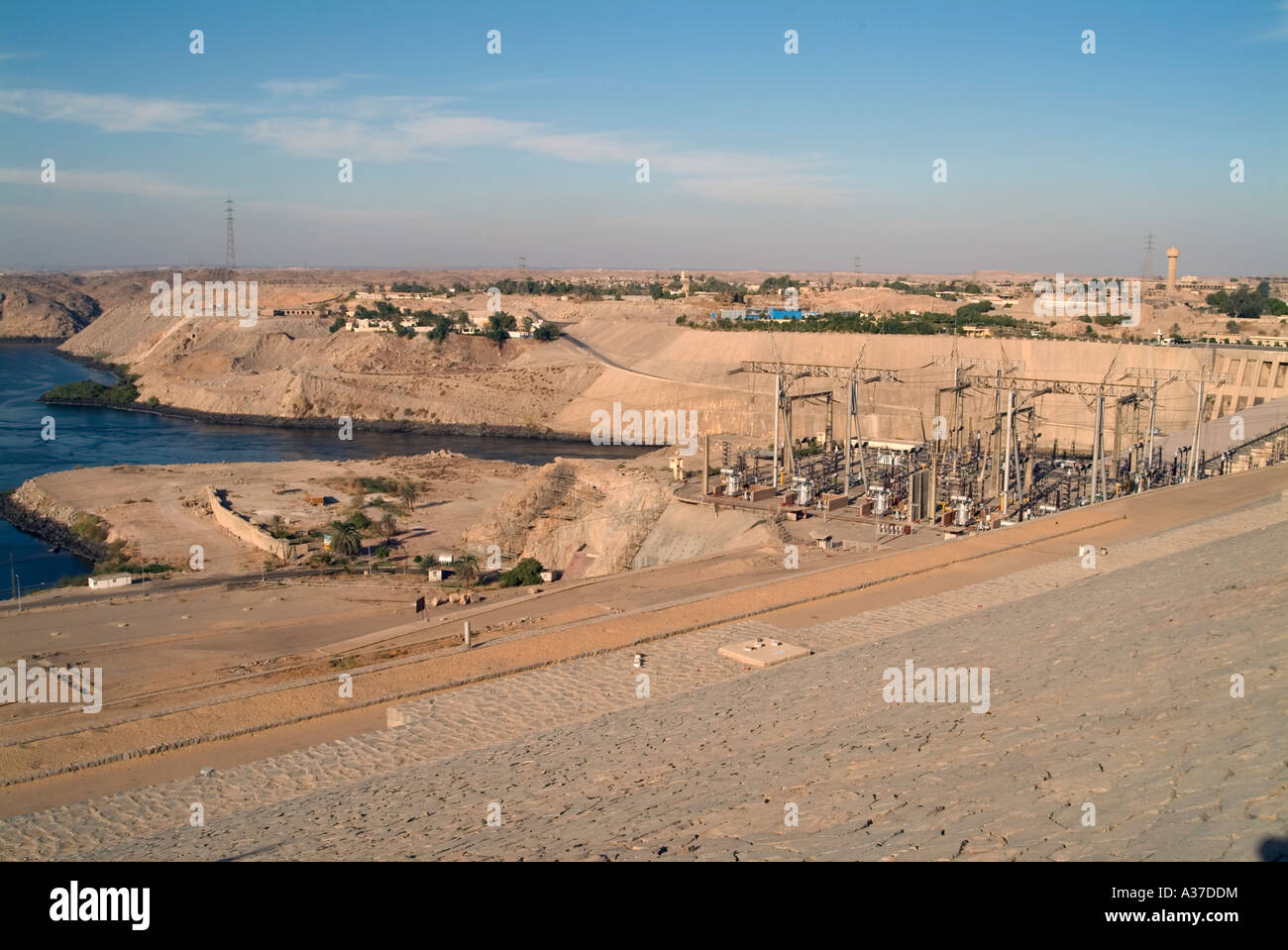 Aswan Alta Diga moderna meraviglia del mondo impianto di produzione energia elettrica Aswan Egitto Nord Africa Foto Stock