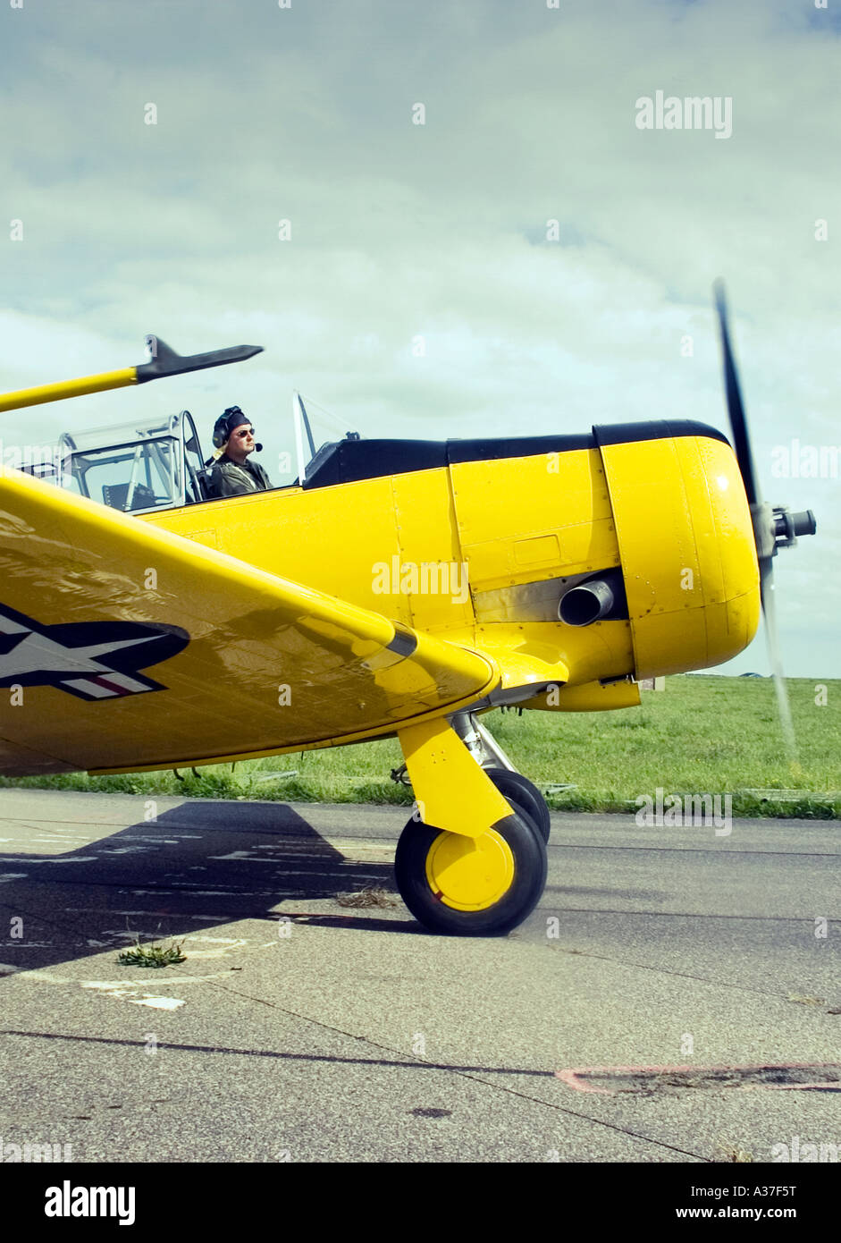 WW2 North American Harvard 16 veterano Warbird aeroplano a Manston Kent REGNO UNITO Foto Stock