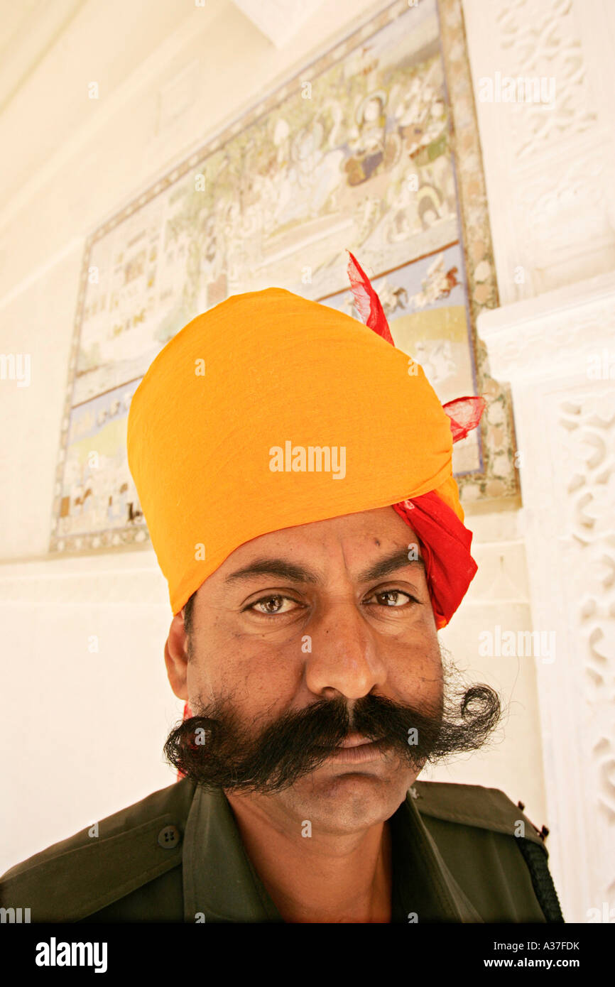 Museo guardia in testa tradizionale abito a Forte Mehrangarh in Rajasthan in India Foto Stock