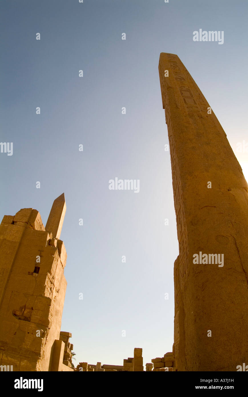 Tempio di Karnak due obelischi all'interno del terzo pilone Karnak Egitto Nord Africa Foto Stock