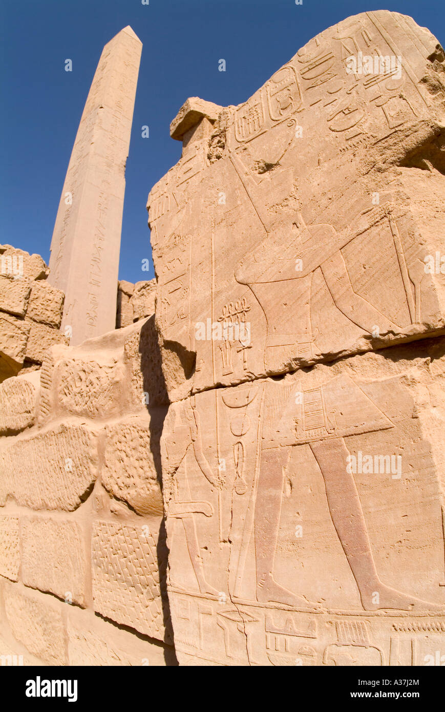 Tempio di Karnak obelisco all'interno del terzo pilone verso l'alto consente di visualizzare i simboli di figure la decorazione parietale Karnak Egitto Nord Africa Foto Stock