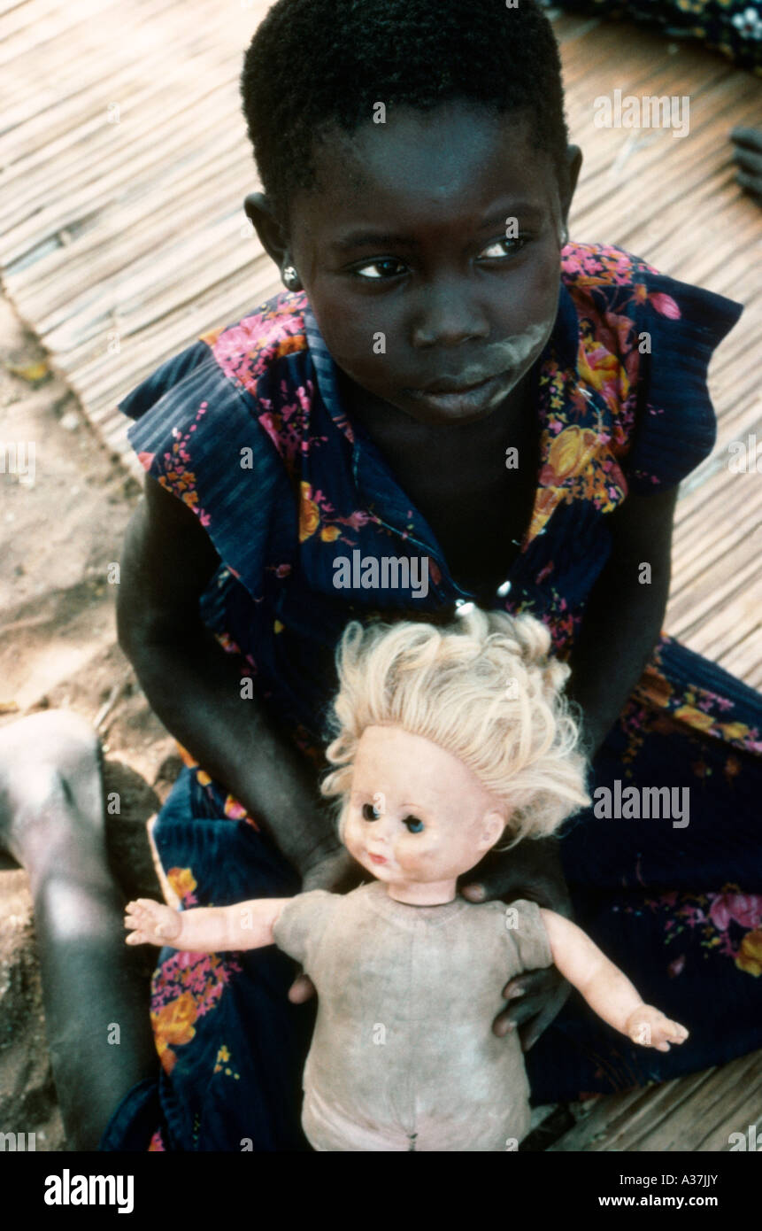 Il sud Sudan bambini rifugiato con bambola Foto Stock