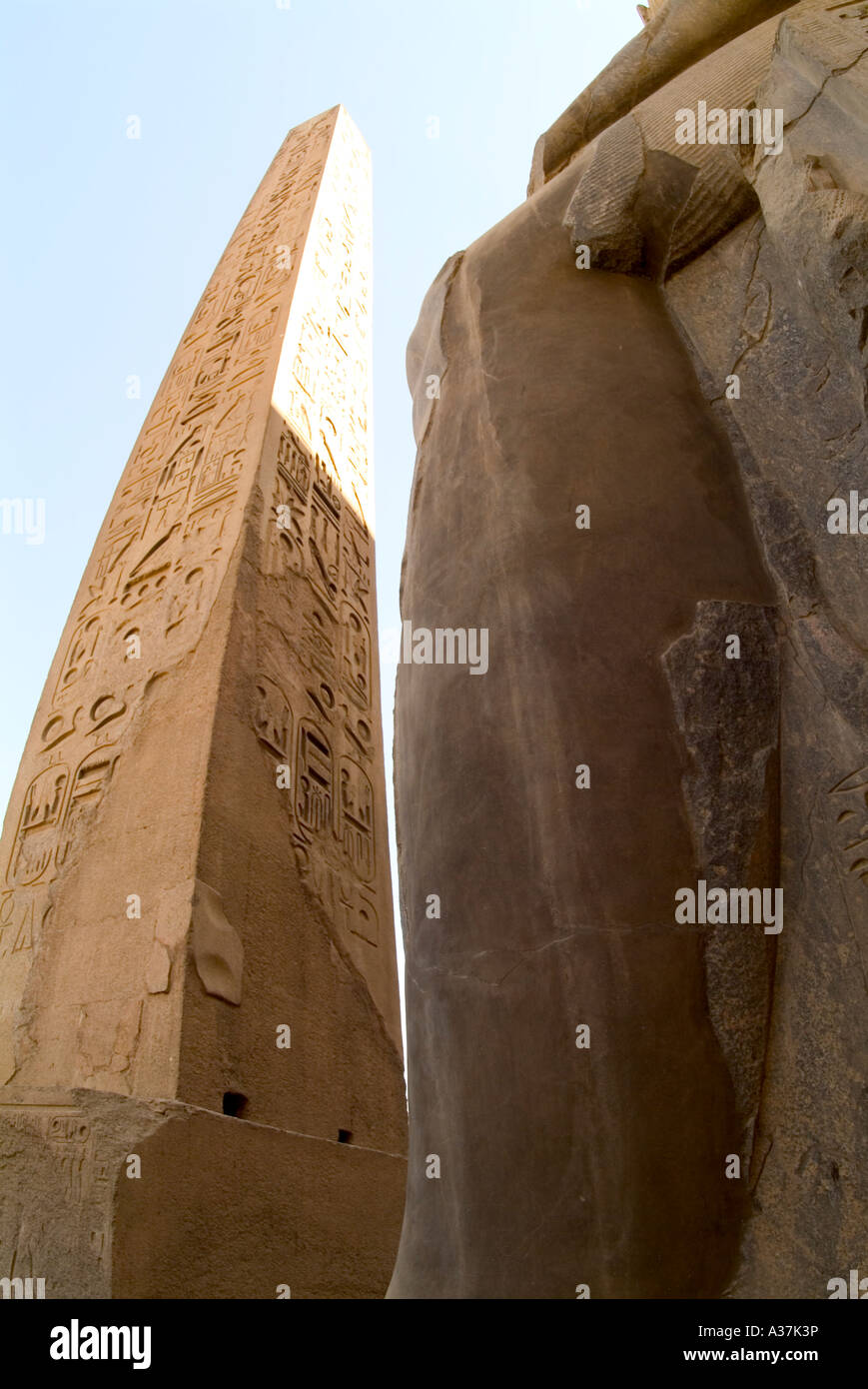 Tempio di Luxor obelisco simboli geroglifici figure statua colossale faraone Luxor Egitto Nord Africa Foto Stock