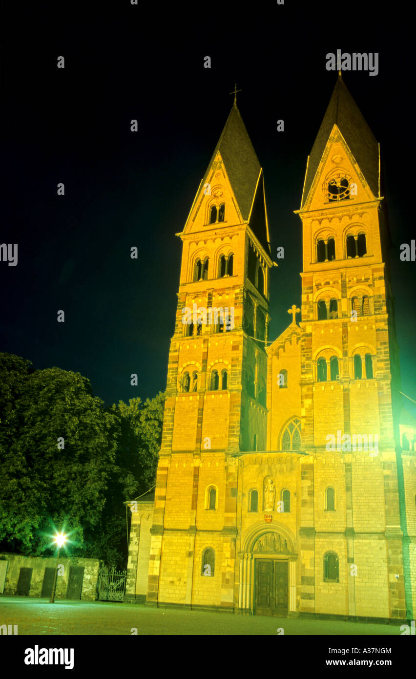 La Basilica di San Kastor illuminata di notte- Koblenz, Germania Foto Stock