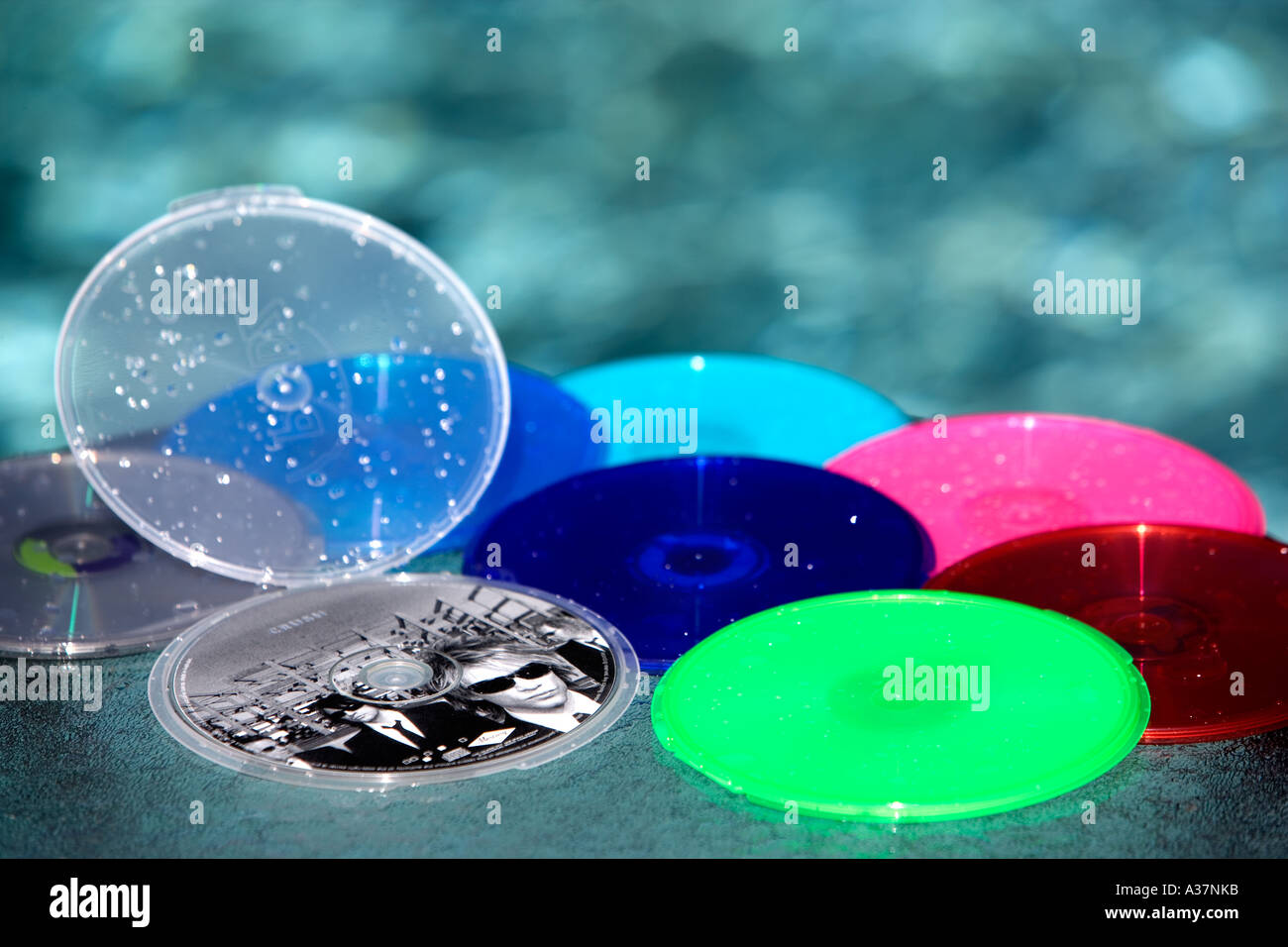 CD DVD contenitore prodotto PODZ attorno alla piscina spruzzato con acqua Foto Stock