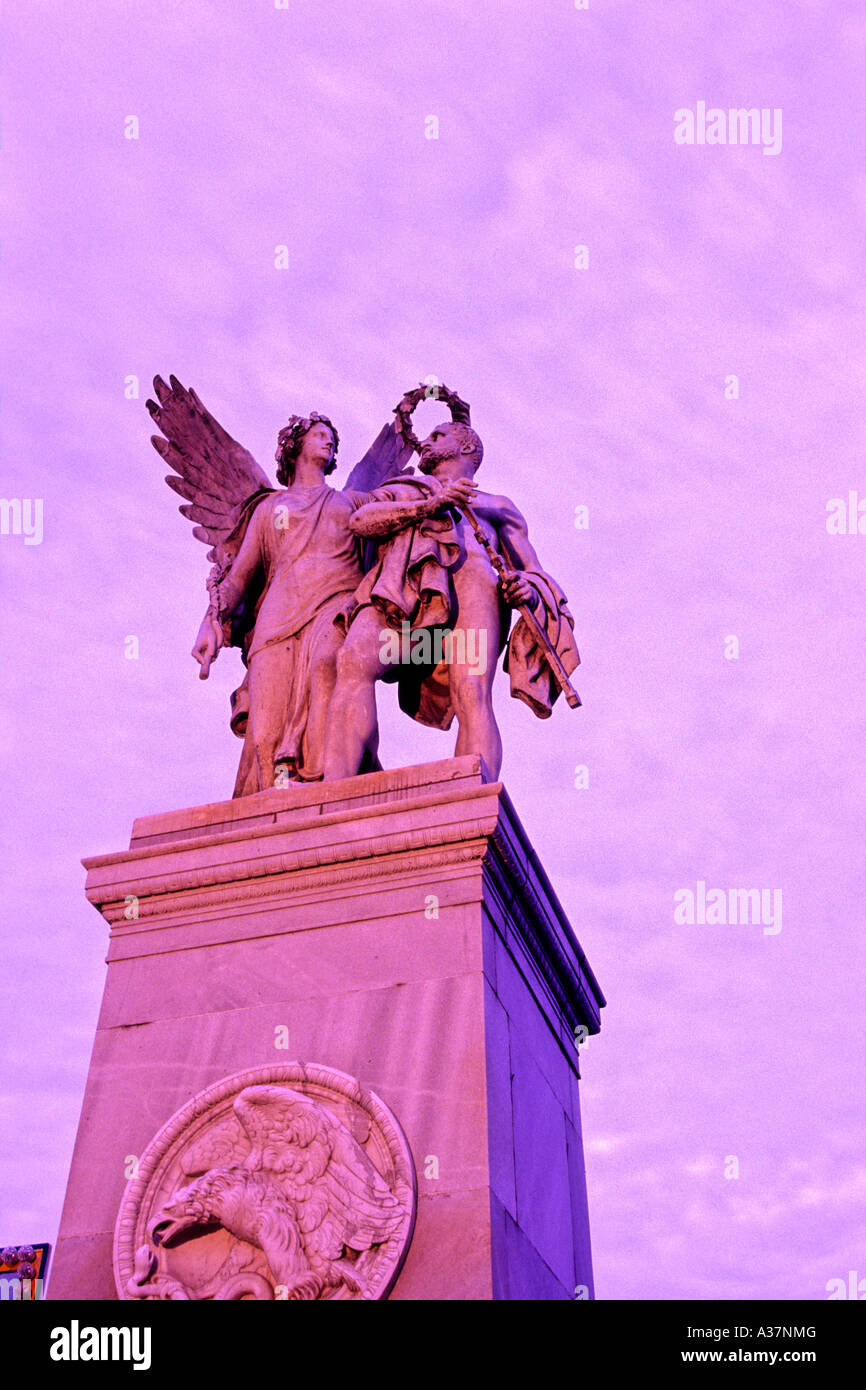 Statue di dee della guerra sul ponte che attraversa il fiume Sprea off di Unter den Linden Berlino Germania Foto Stock