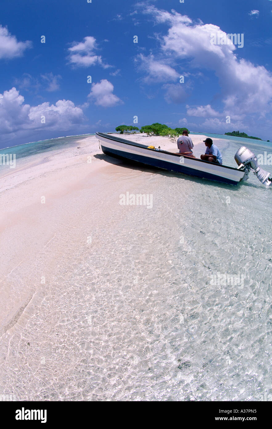 Barca tirata fino alla spiaggia sulla piccola disabitata Cay Truk Lagoon Foto Stock