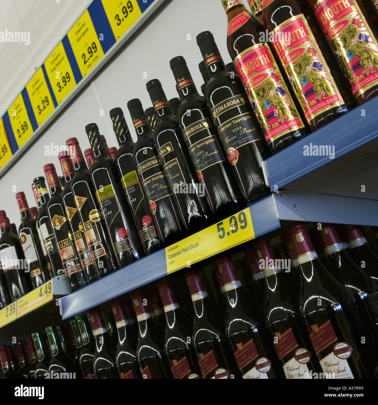 Bottiglie di vino in vendita nel supermercato Wales UK Foto Stock