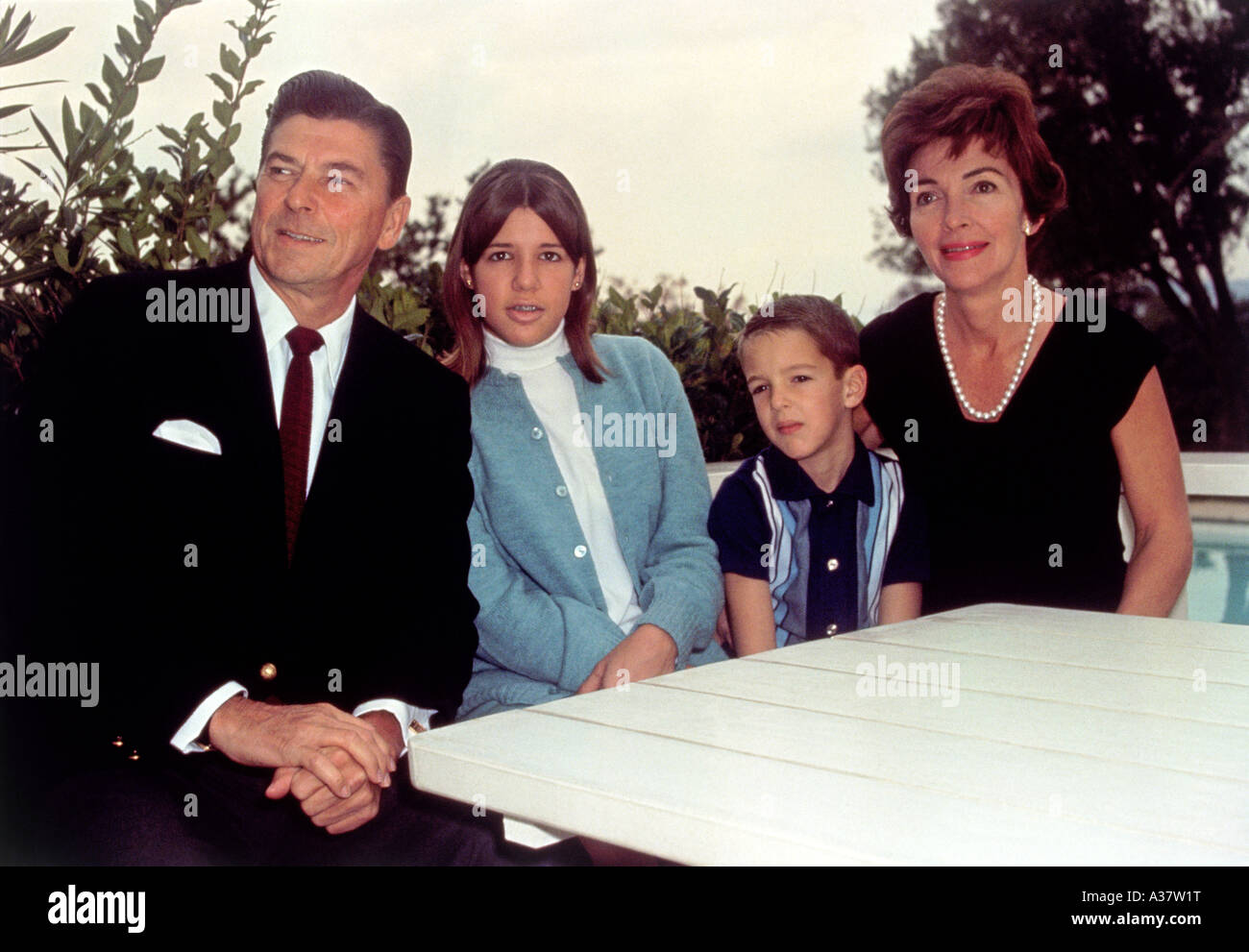 RONALD REAGAN con la moglie Nancy e bambini Patty e Ron Jr Foto Stock