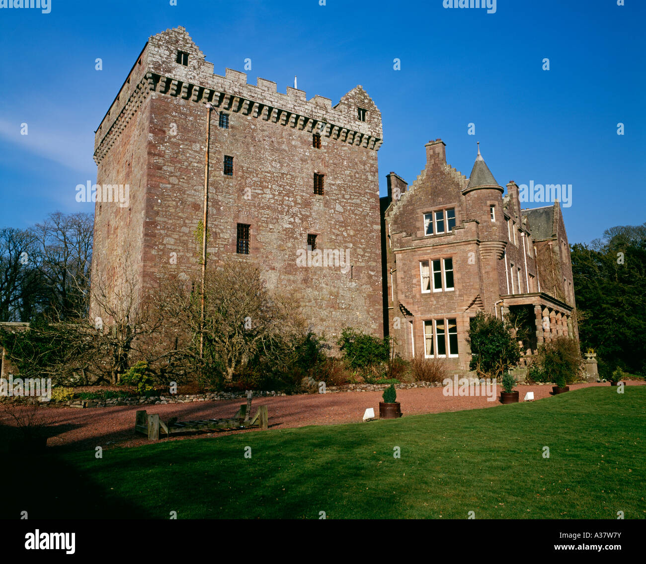 La torre medievale del Castello Comlongon e una casa baronale che è ora un hotel vicino a Gretna Green Regno Unito Scozia Foto Stock