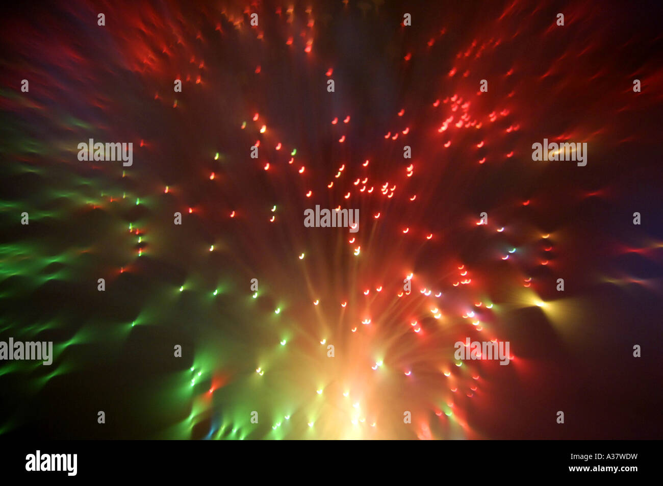In fibra ottica il colore della lampada di illuminazione di colore luce retrò degli anni settanta psichedelica sognante di sogno surreale sfondo astratto rosso verde Foto Stock