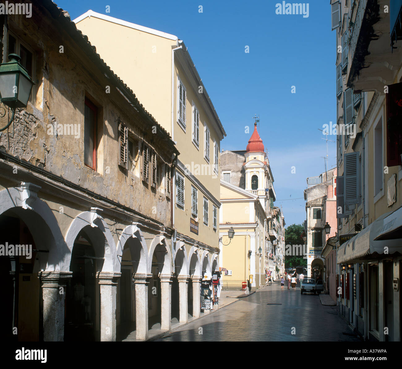 Tipica strada nella città vecchia e la città di Corfù, Corfù (Corfu, Isole Ionie, Grecia Foto Stock