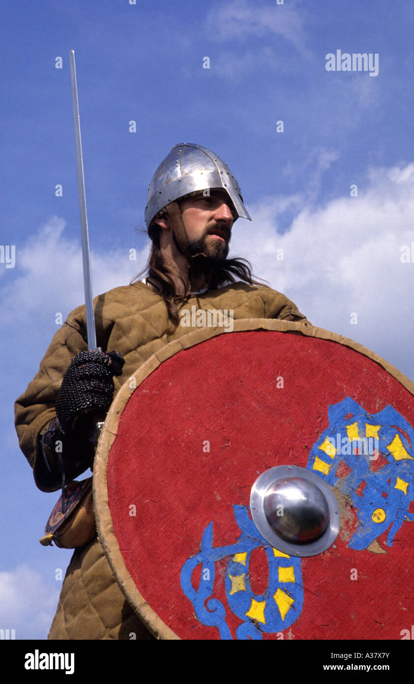Rievocazione storica, Viking, Norse warrior, storia, soldato, scudo, spada, storia inglese, costume, casco, armati vichinghi Foto Stock