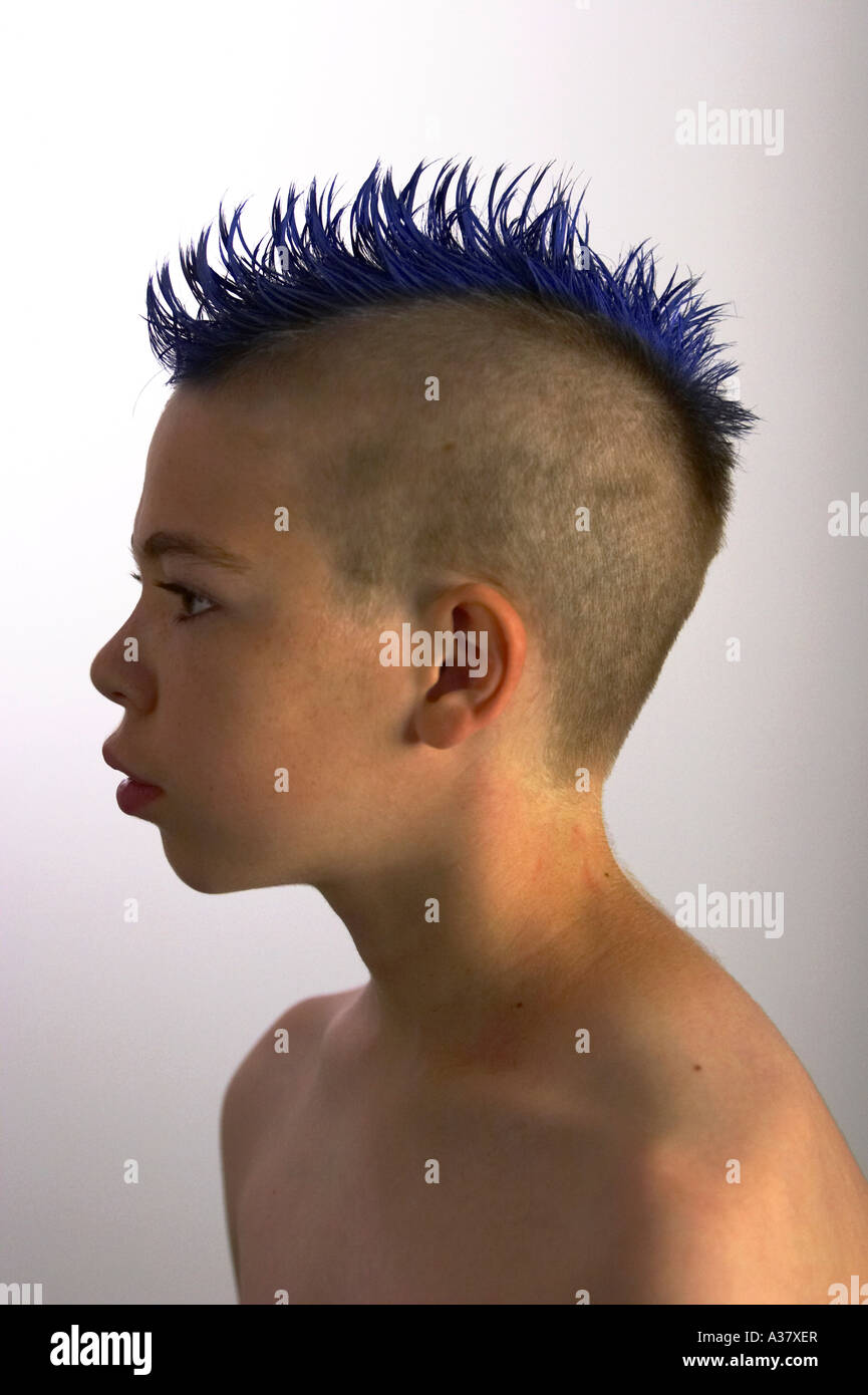 Un ragazzo con un espressione selvatica con bretelle e una blu mohawk  Taglio capelli Foto stock - Alamy