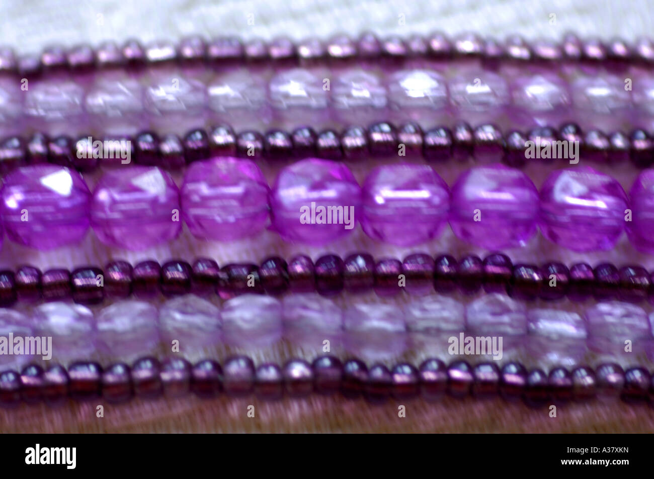 Viola perline di vetro baubles gioielli gemme gioielli pietre a buon mercato schmuck in plastica Foto Stock