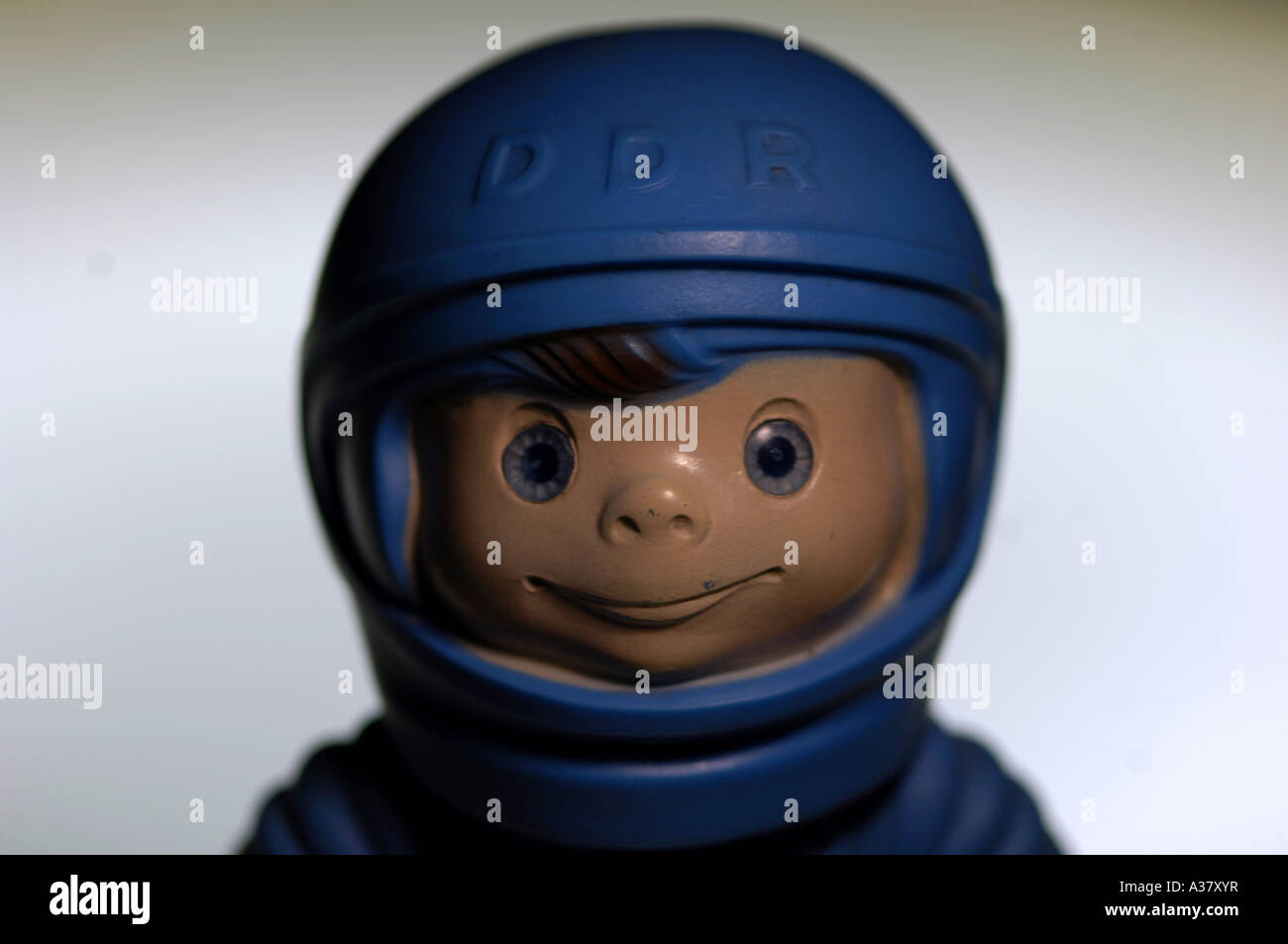 Memoria DDR astronauta blu giocattolo tedesco orientale giocattoli retrò ragazzo maschio viso carino testa socialista sovietica deutsch deutschland repubblica democratica Foto Stock