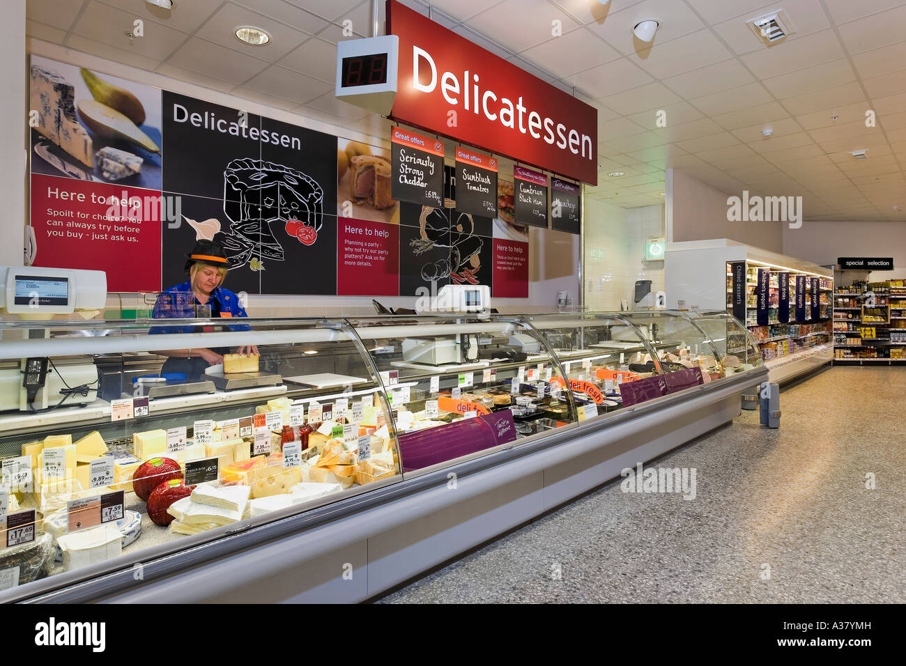 Contatore di delicatessen in moderno supermercato Foto Stock