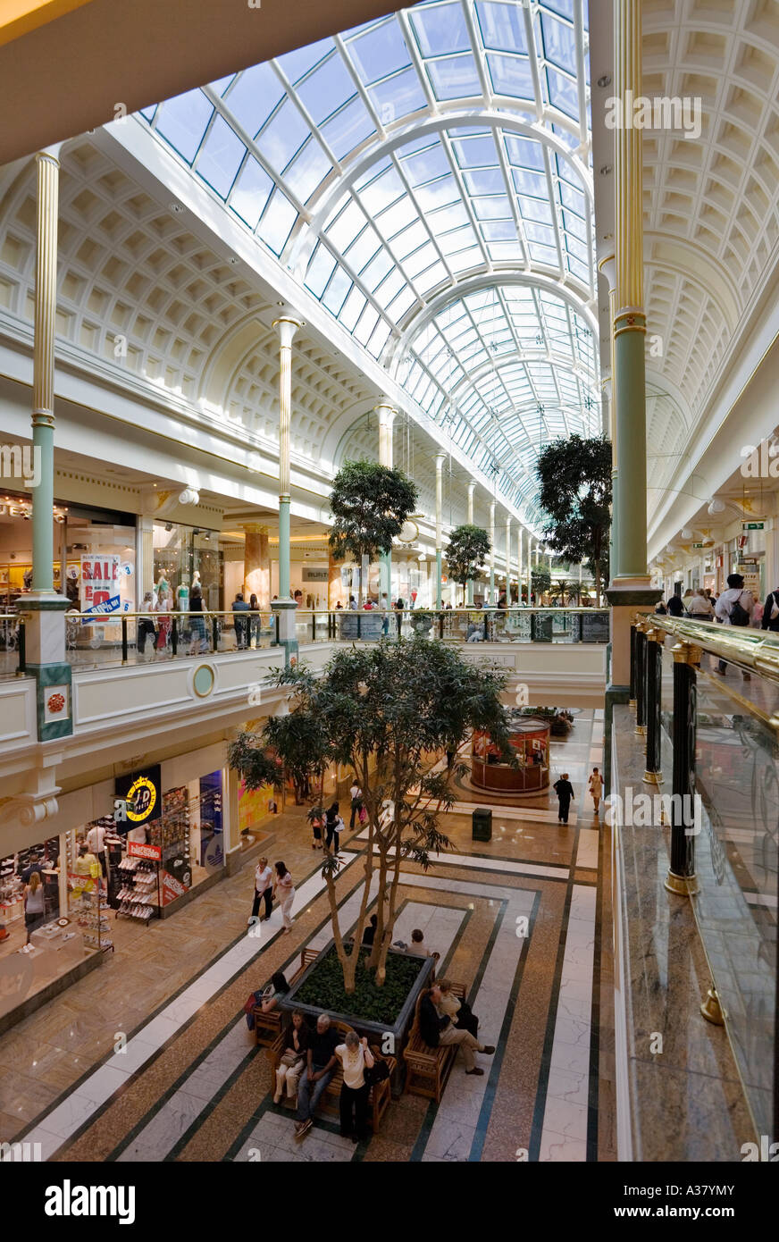 Interno del Trafford Centre Shopping Mall, Manchester che mostra i negozi su due livelli Foto Stock