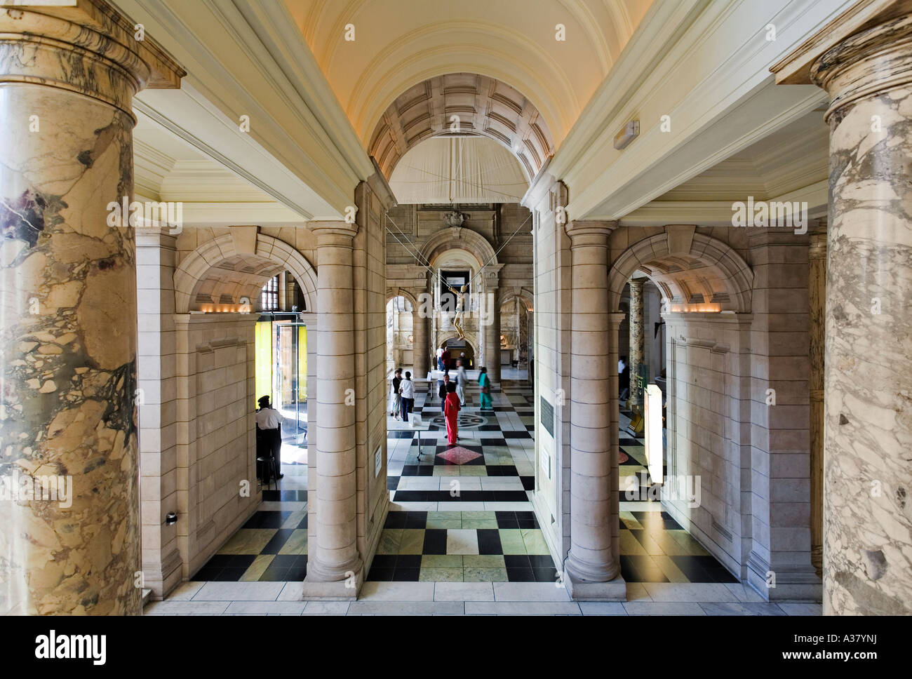 Hall di entrata presso il Victoria and Albert Museum, South Kensington, Londra Foto Stock