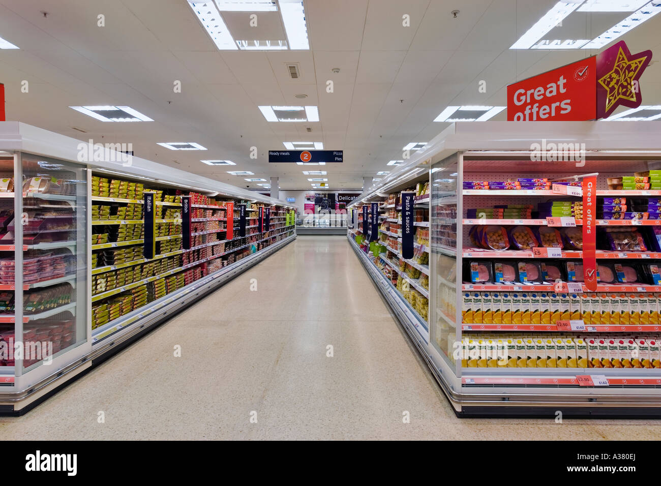 Supermercato corridoio mostra merce impilata Foto Stock