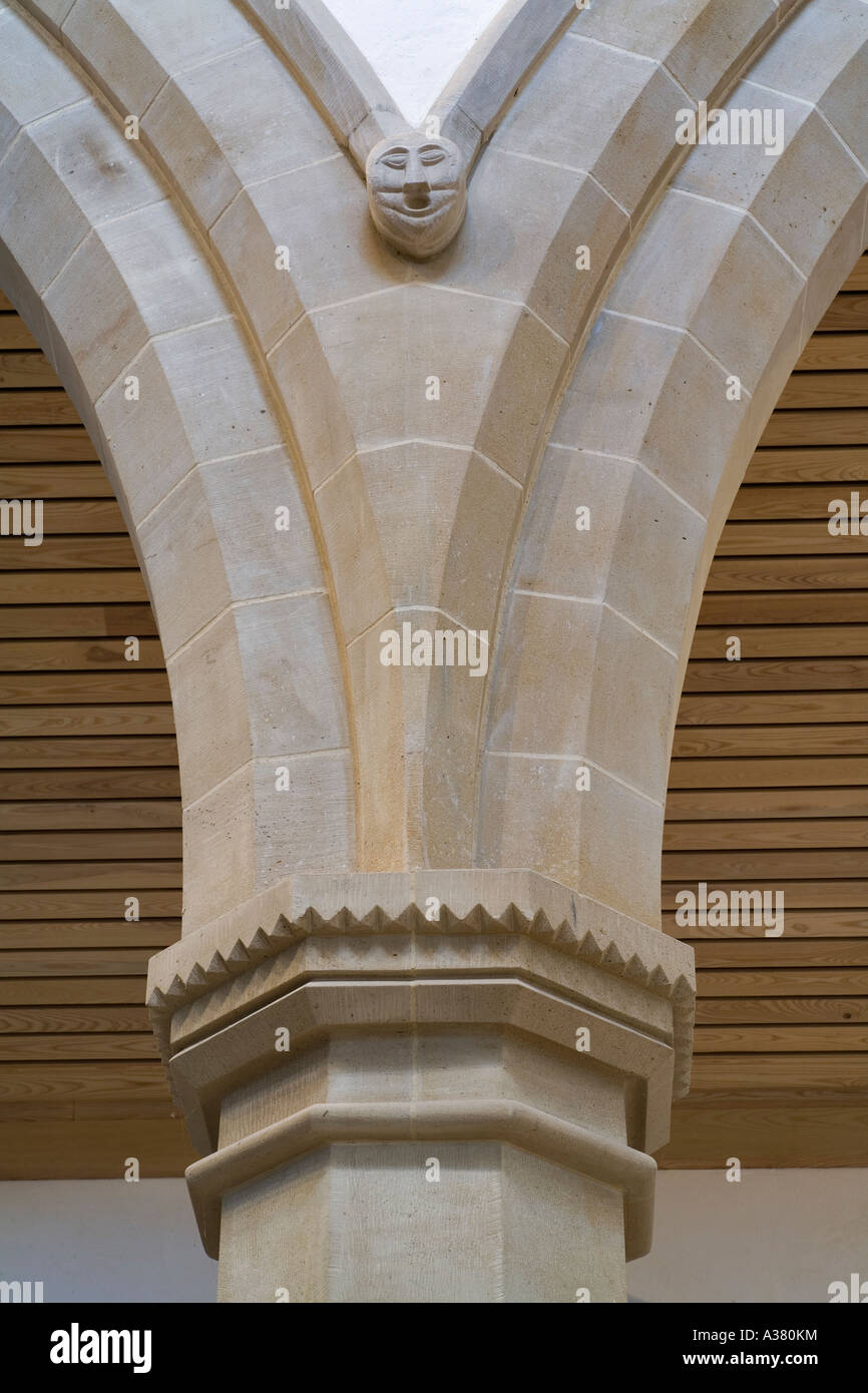 Dettagli architettonici in pietra all'interno di San Brandons Chiesa, Brancepeth, County Durham Foto Stock