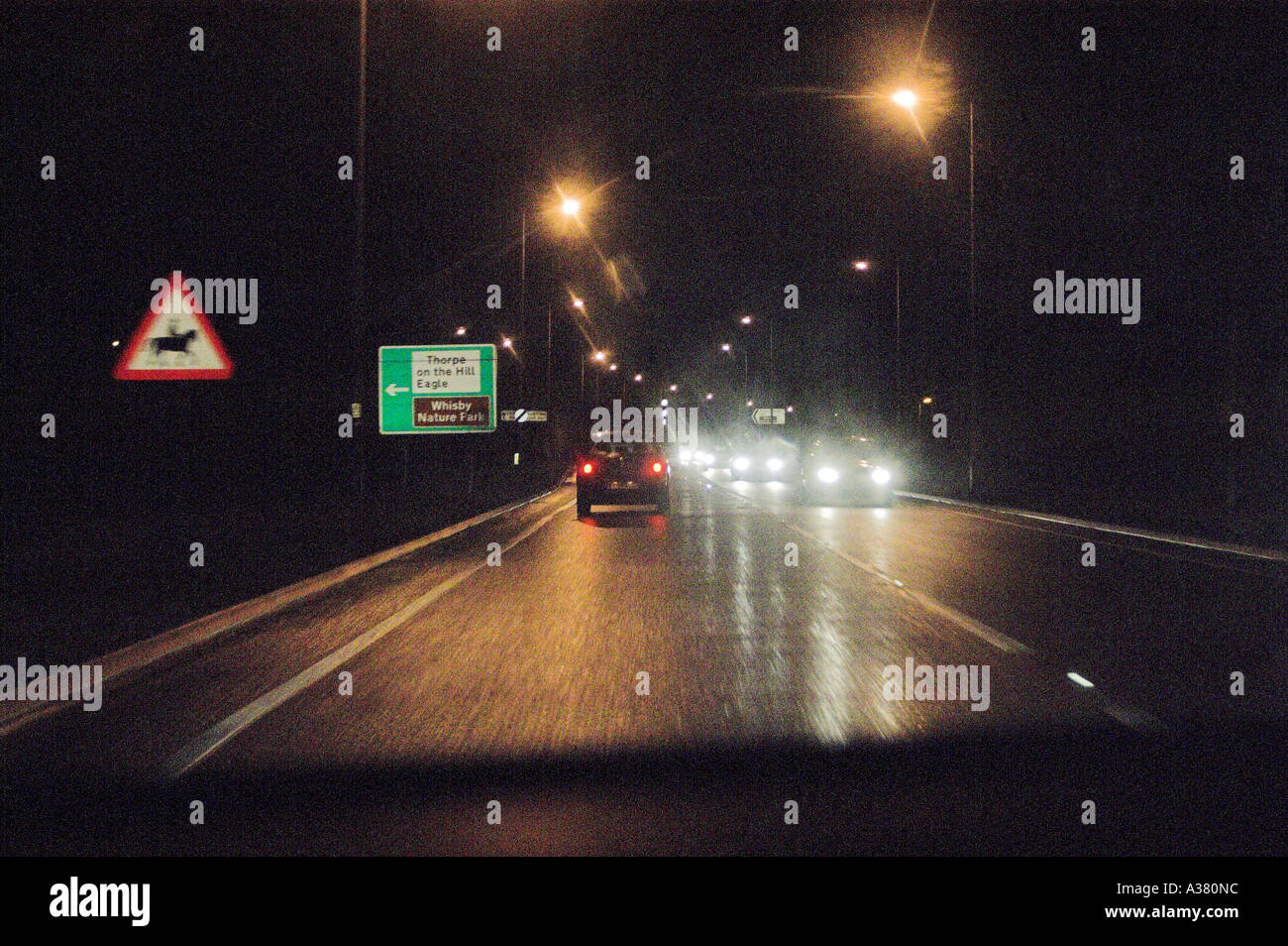 Guidare di notte sulle autostrade Foto Stock