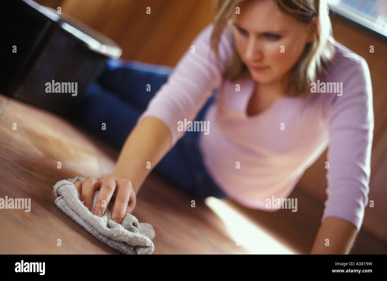 La donna la lucidatura di un pavimento di piastrelle Foto Stock