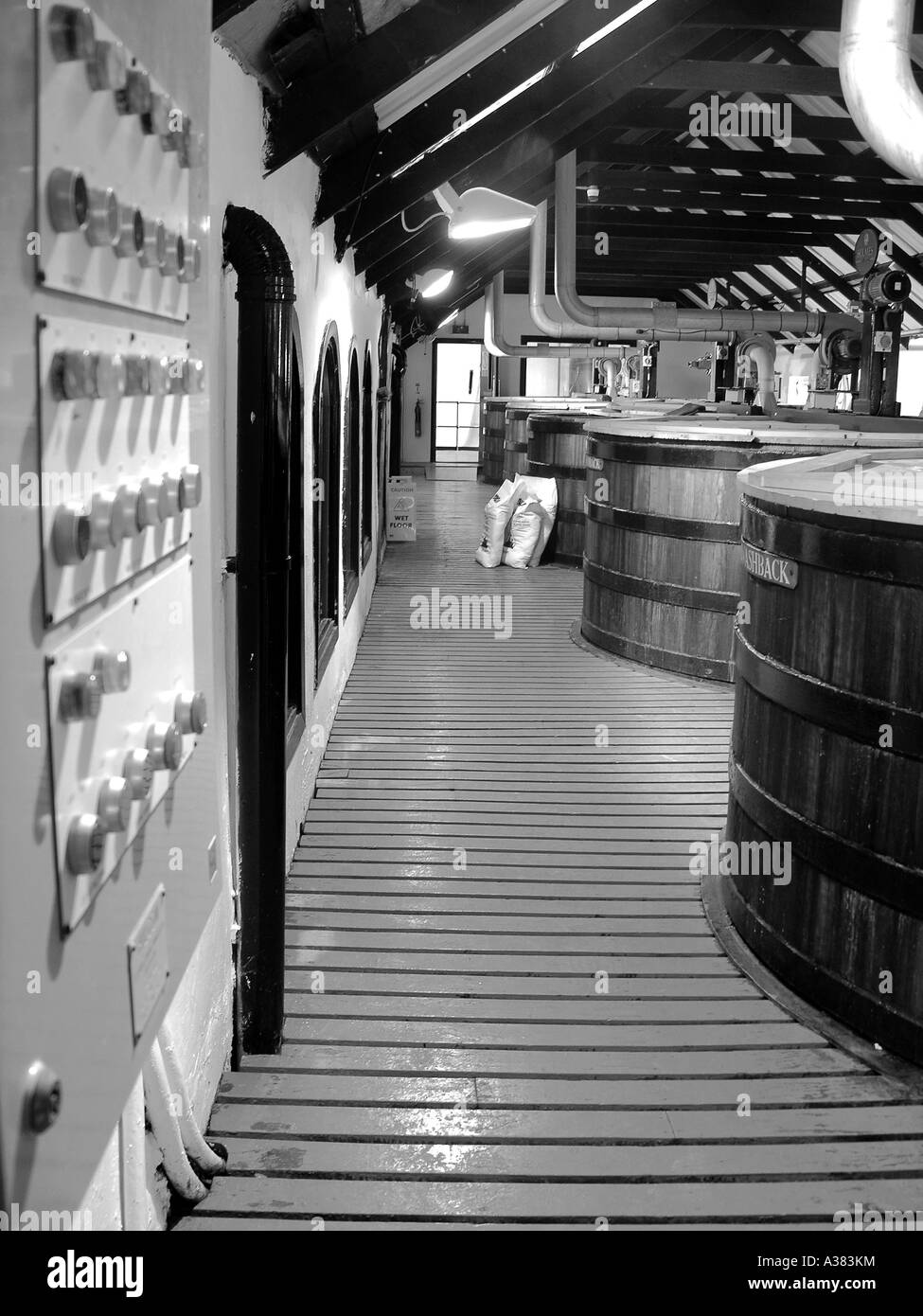 Bowmore la più antica distilleria di lavoro su Islay Foto Stock