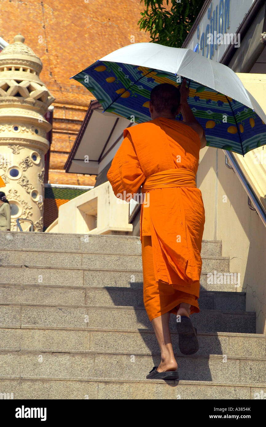 Asia, Thailandia, Nakhorn Prathom, un monaco al Phra Pathom Chedi, il più grande stupa in Tailandia a 127m di altezza Foto Stock