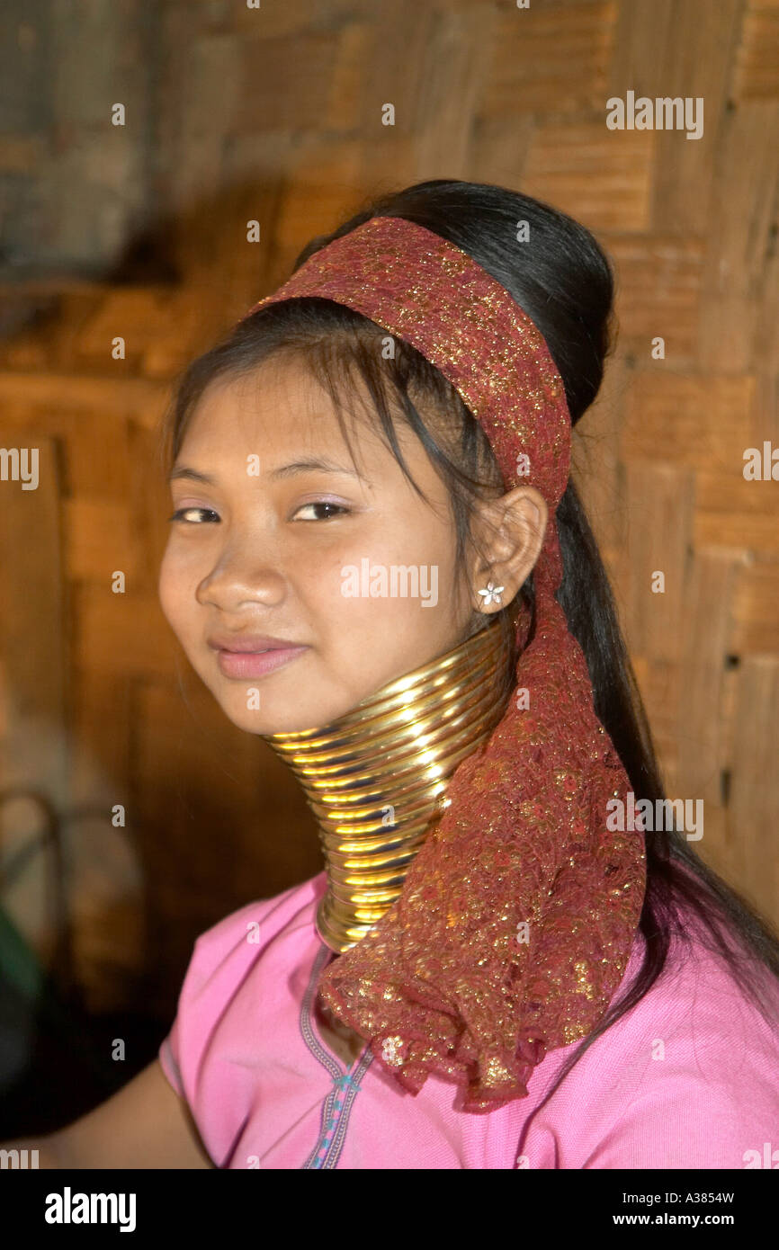 Thailandia, a nord della Thailandia, Mae Hong Son, giovane donna di Karen lungo collo Padaung tribù della collina Foto Stock