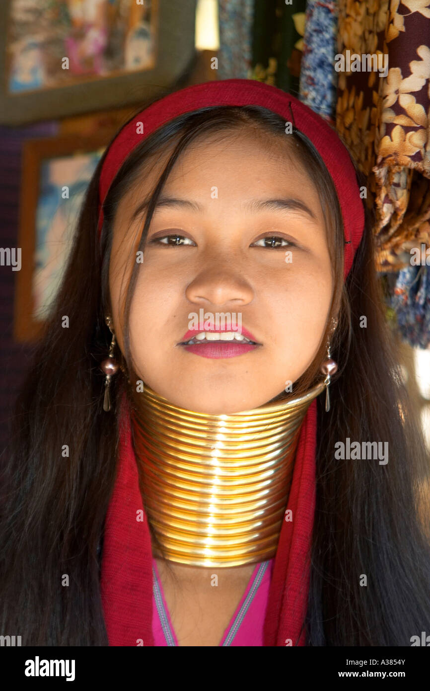 Thailandia, a nord della Thailandia, Mae Hong Son, giovane donna di Karen lungo collo Padaung tribù della collina Foto Stock