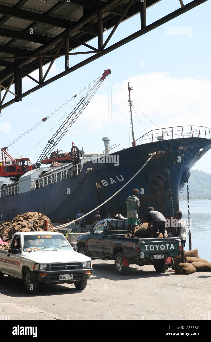 Lo scarico delle navi copra per la trasformazione in CPL, Rabaul, East New Britain, Papua Nuova Guinea Foto Stock