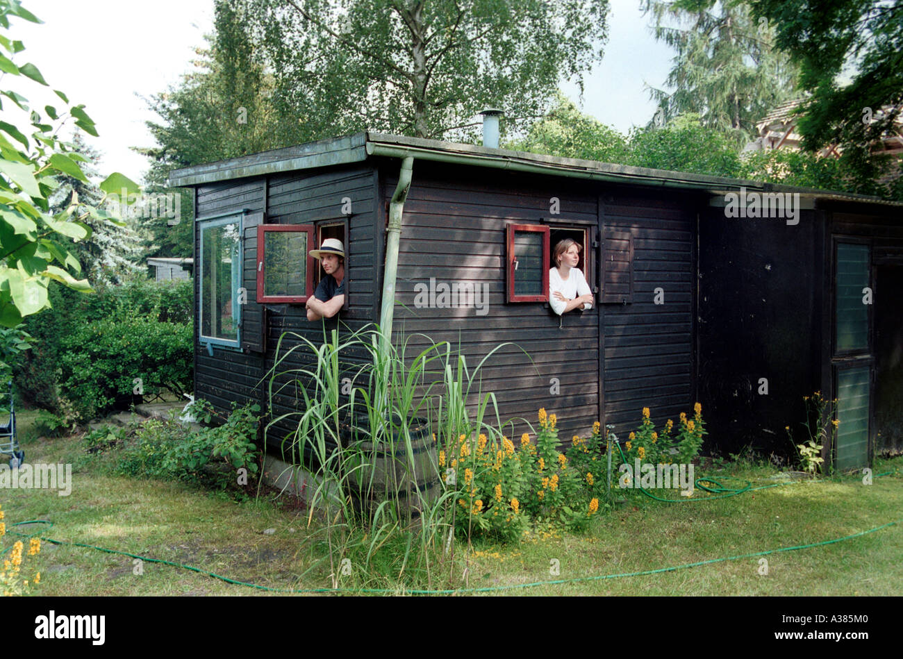 Volker Schlichting und Silke Edler dispone di spazio sufficiente per guardare fuori ci piccola casa dentro il suo non che grande in modo da ottenere Foto Stock