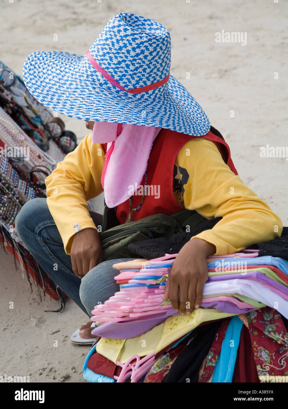 Commerciante di spiaggia Chaweng Beach Ko Samui Thailandia del sud-est asiatico Foto Stock