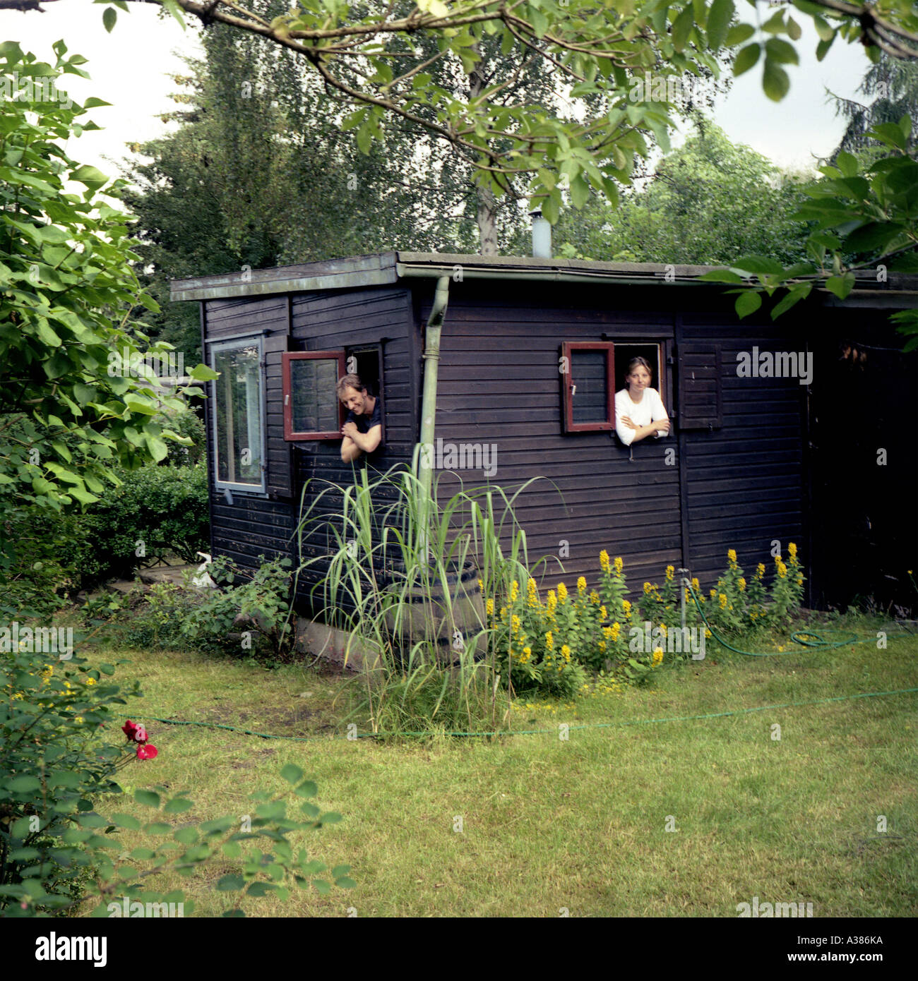 Volker Schlichting und Silke Edler dispone di spazio sufficiente per guardare fuori ci piccola casa. Foto Stock