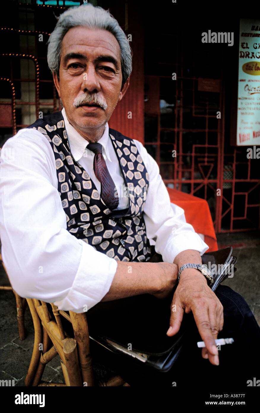 Un manager di un ristorante a La Havana s Chinatown Foto Stock