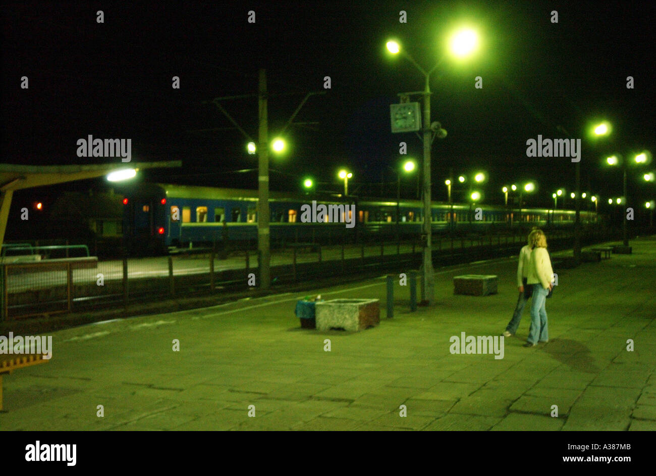 Qui sul confine Brest Litowsk durante la notte presso la stazione ferroviaria dalla Polonia alla Russia i treni di Europa il prossimo andare in Russia Foto Stock