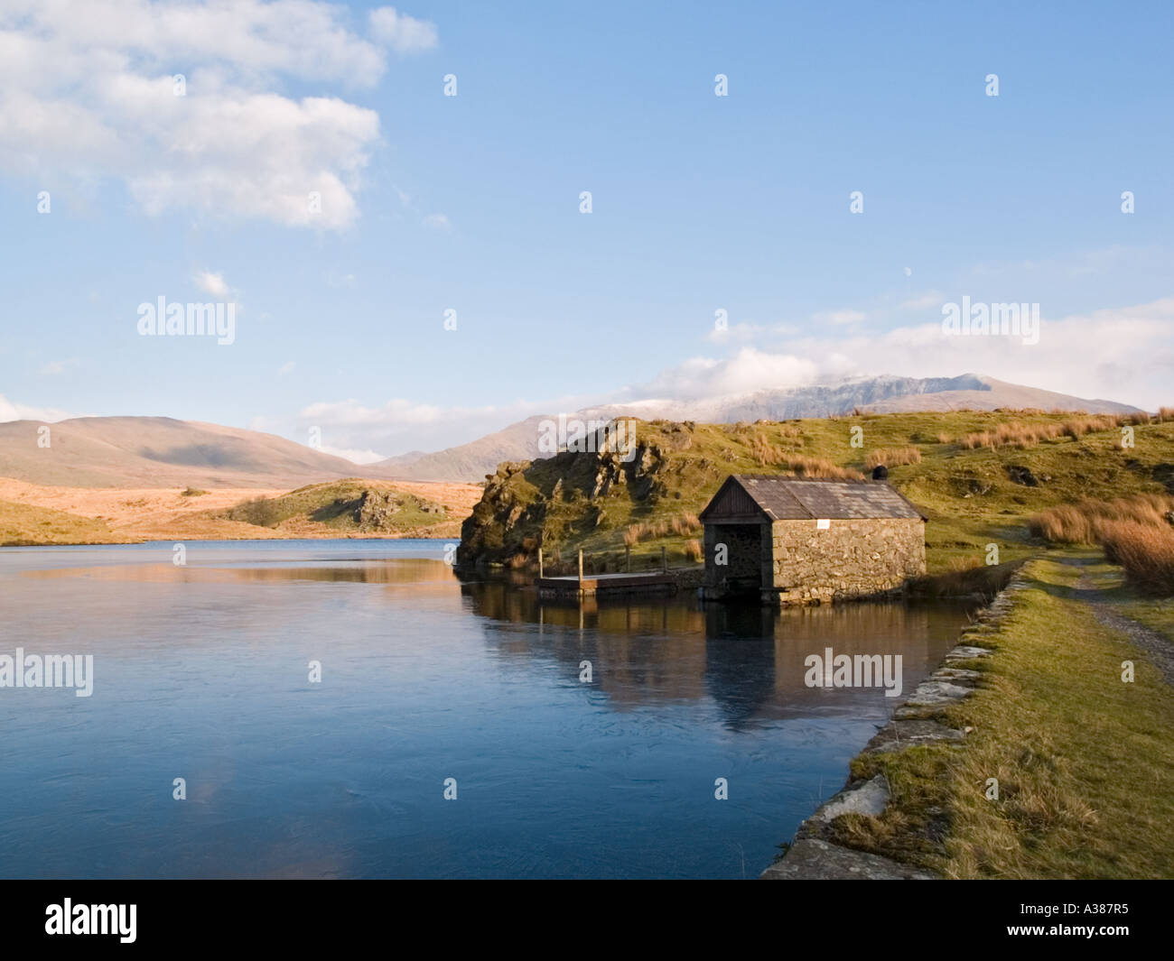 Il lago di Llyn y Dywarchen Snowdonia National Park. Rhyd Ddu Gwynedd North Wales UK Foto Stock