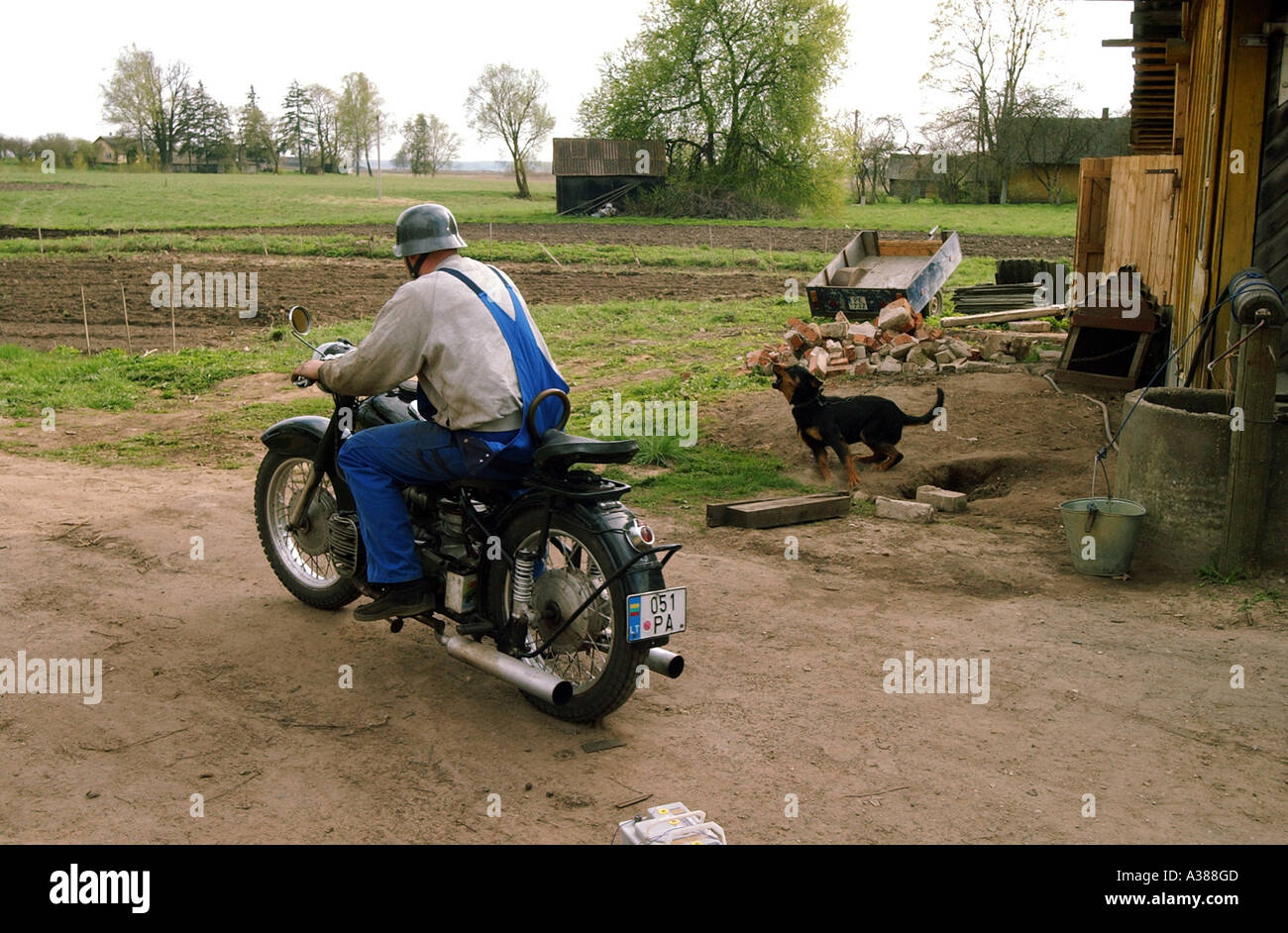 Aurimas venticinque anni sulla sua moto una macchina russa a partire dall'anno modello 1956 MZ 72 sulla corte di Aurimas circa 20 old Foto Stock