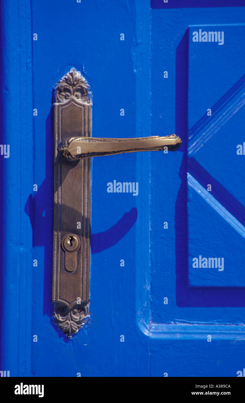 Maniglia di rame su chiuso lo sportello blu (Grecia) Foto Stock