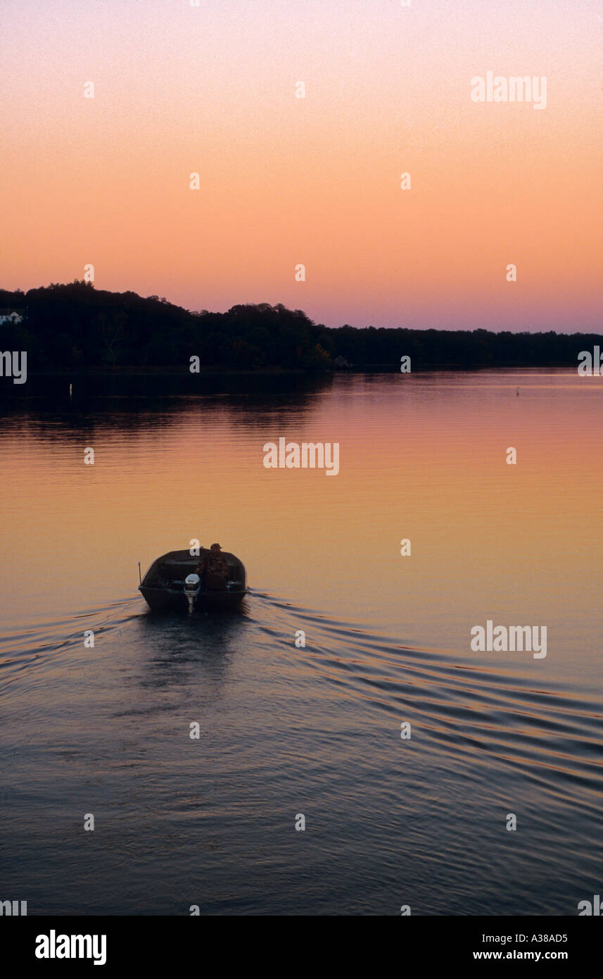 Barca sul fiume sassofrasso al tramonto Georgetown, Maryland, Stati Uniti d'America Foto Stock