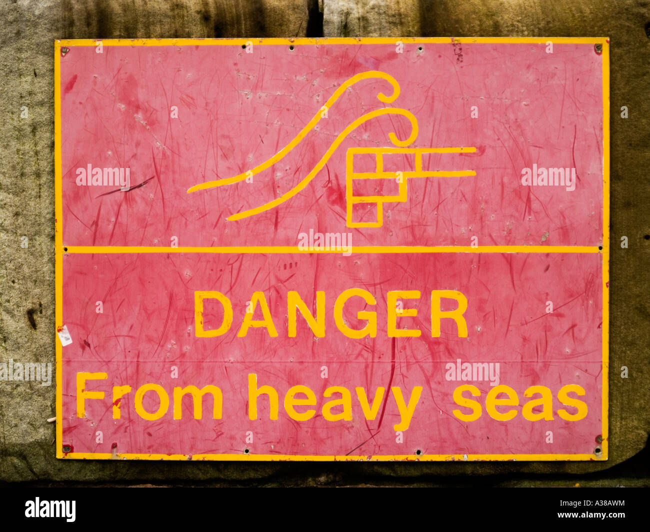 Rosso e giallo di avvertimento avviso di pericolo da mari pesanti Foto Stock