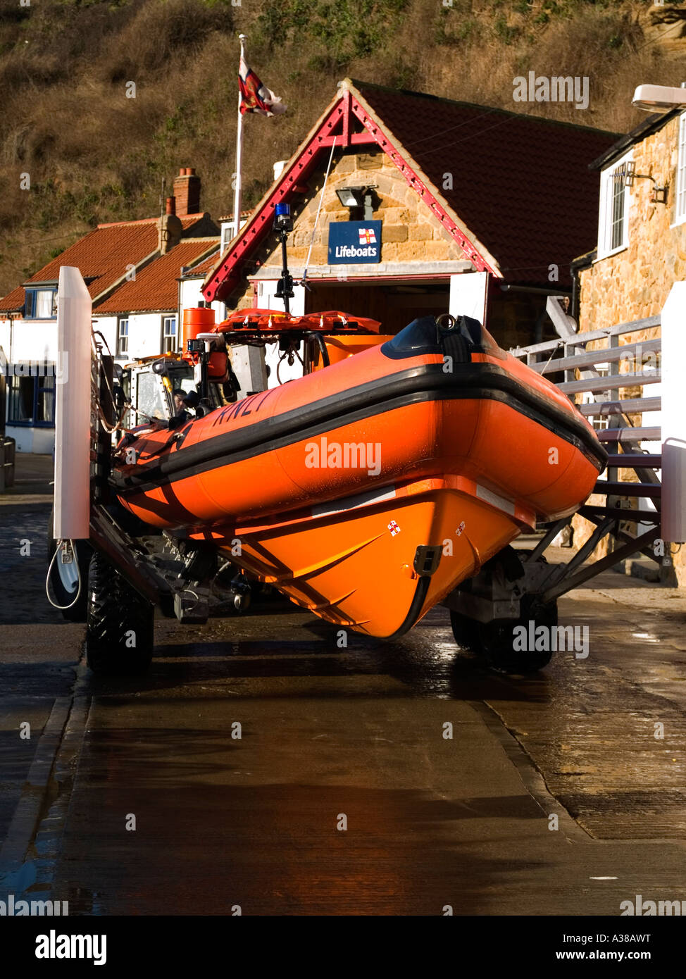 Un semi rigide rapido mezzo di salvataggio al di fuori della RNLI scialuppa di salvataggio stazione in Staithes North Yorkshire Foto Stock