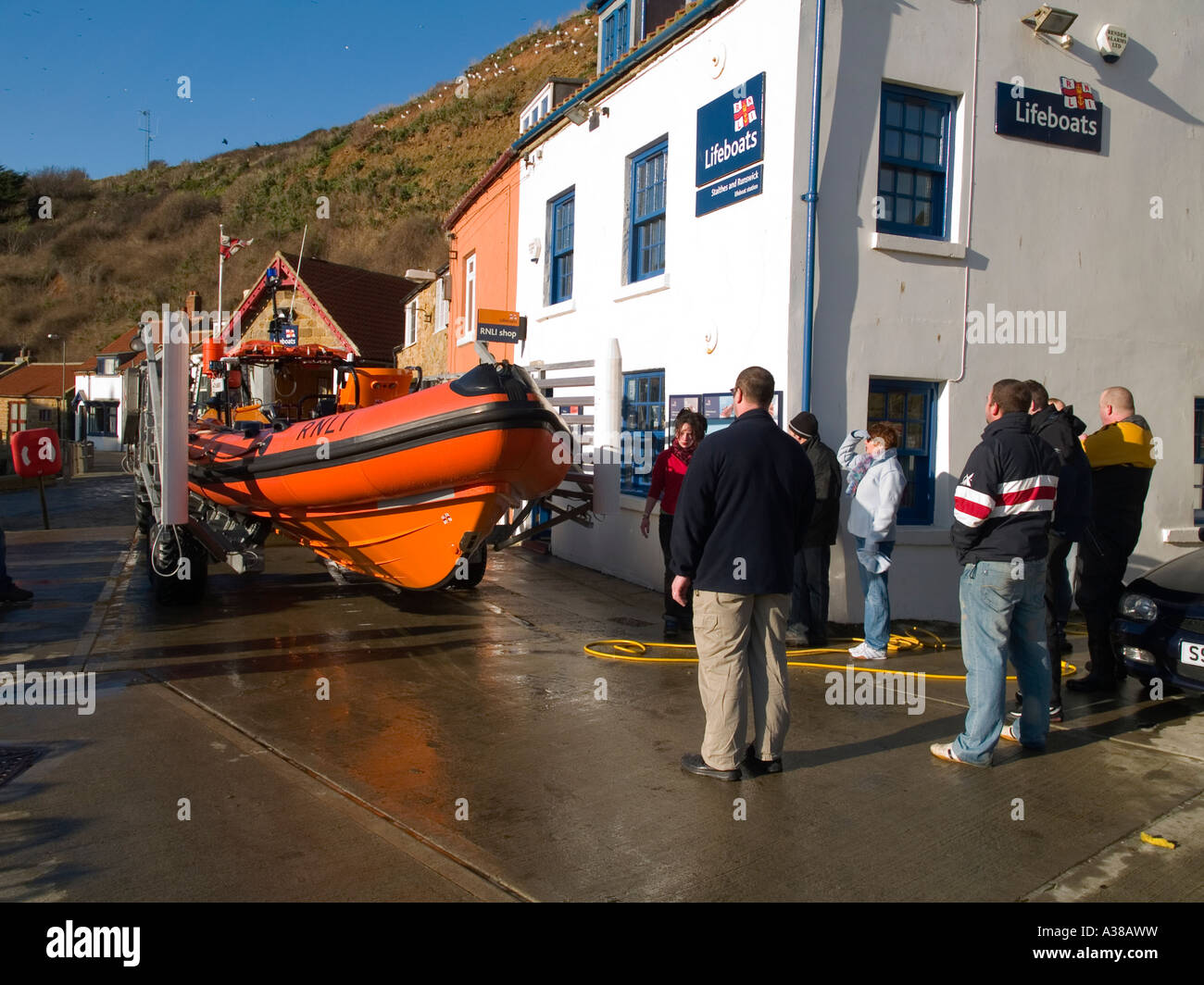 Un semi rigide rapido mezzo di salvataggio al di fuori della RNLI scialuppa di salvataggio stazione in Staithes North Yorkshire Foto Stock