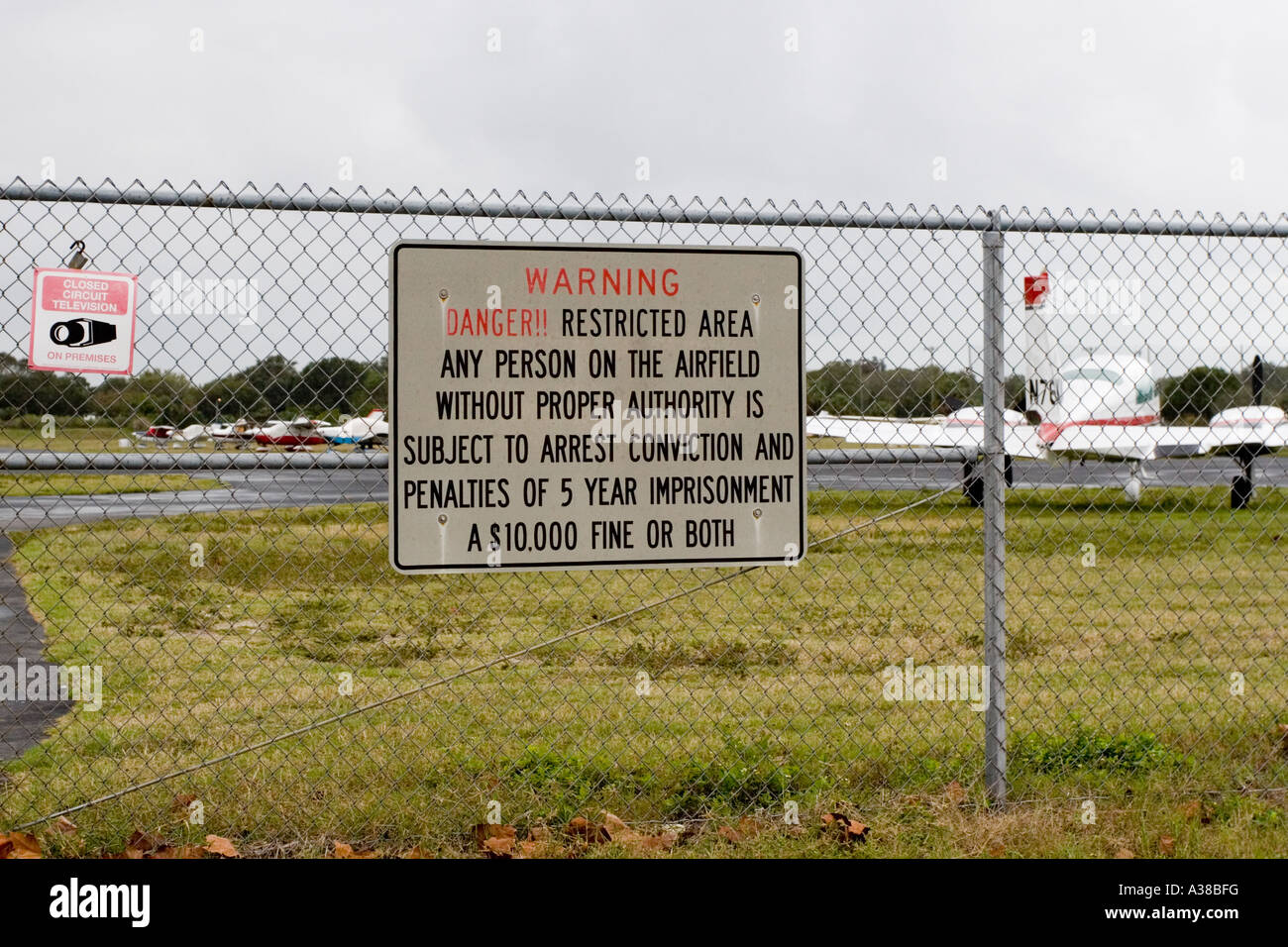 Area riservata segno a Municipal Airport Foto Stock