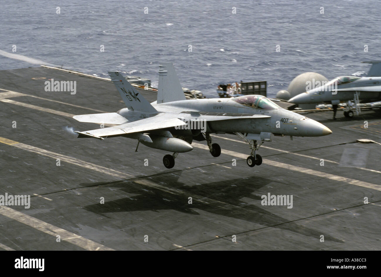 F A 18 Hornet di atterraggio sulla portaerei Nimitz CVN 68 Foto Stock