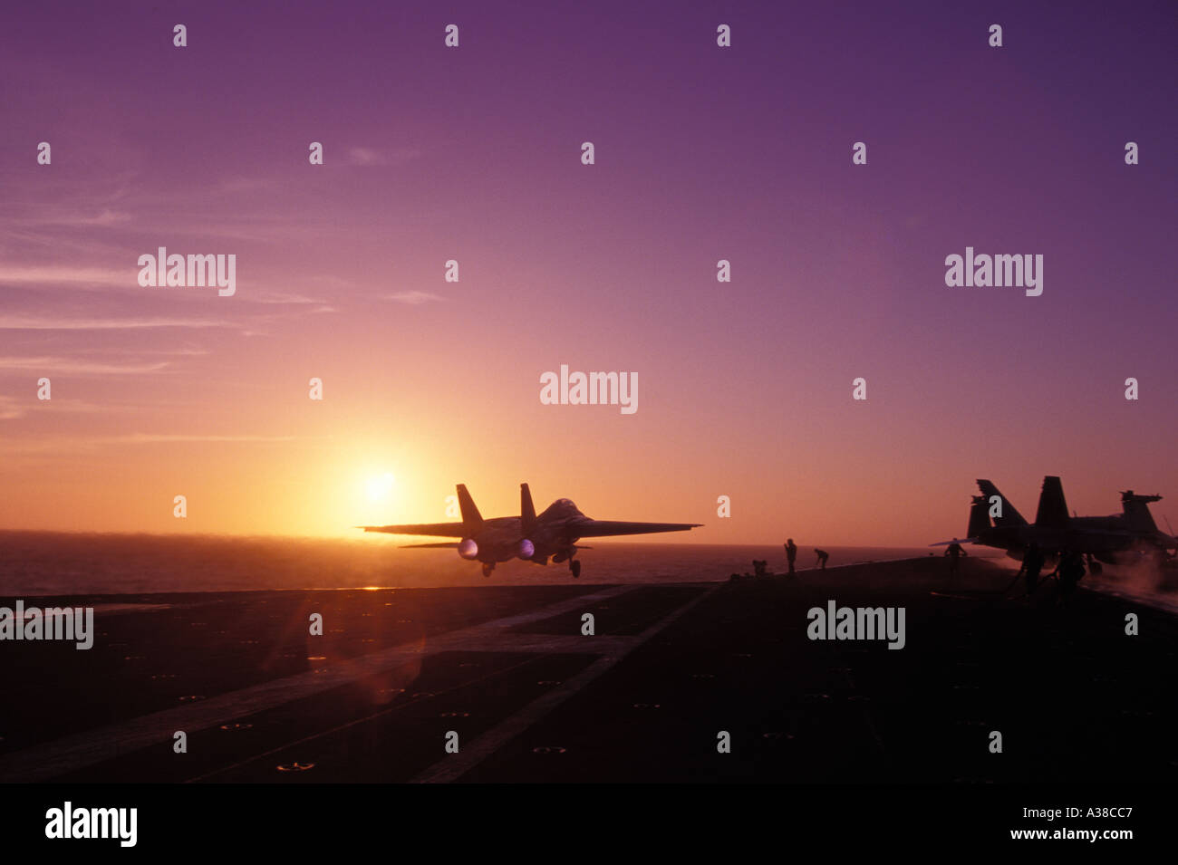 F 14 Tomcat prendendo il largo nel tramonto off portaerei Foto Stock