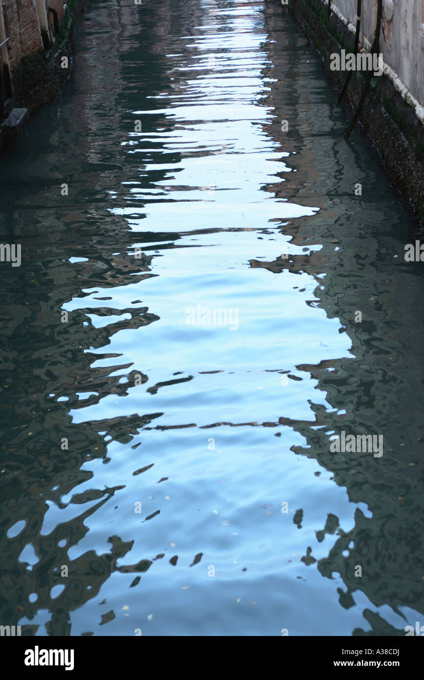 La riflessione in un canale di Venezia Italia Foto Stock