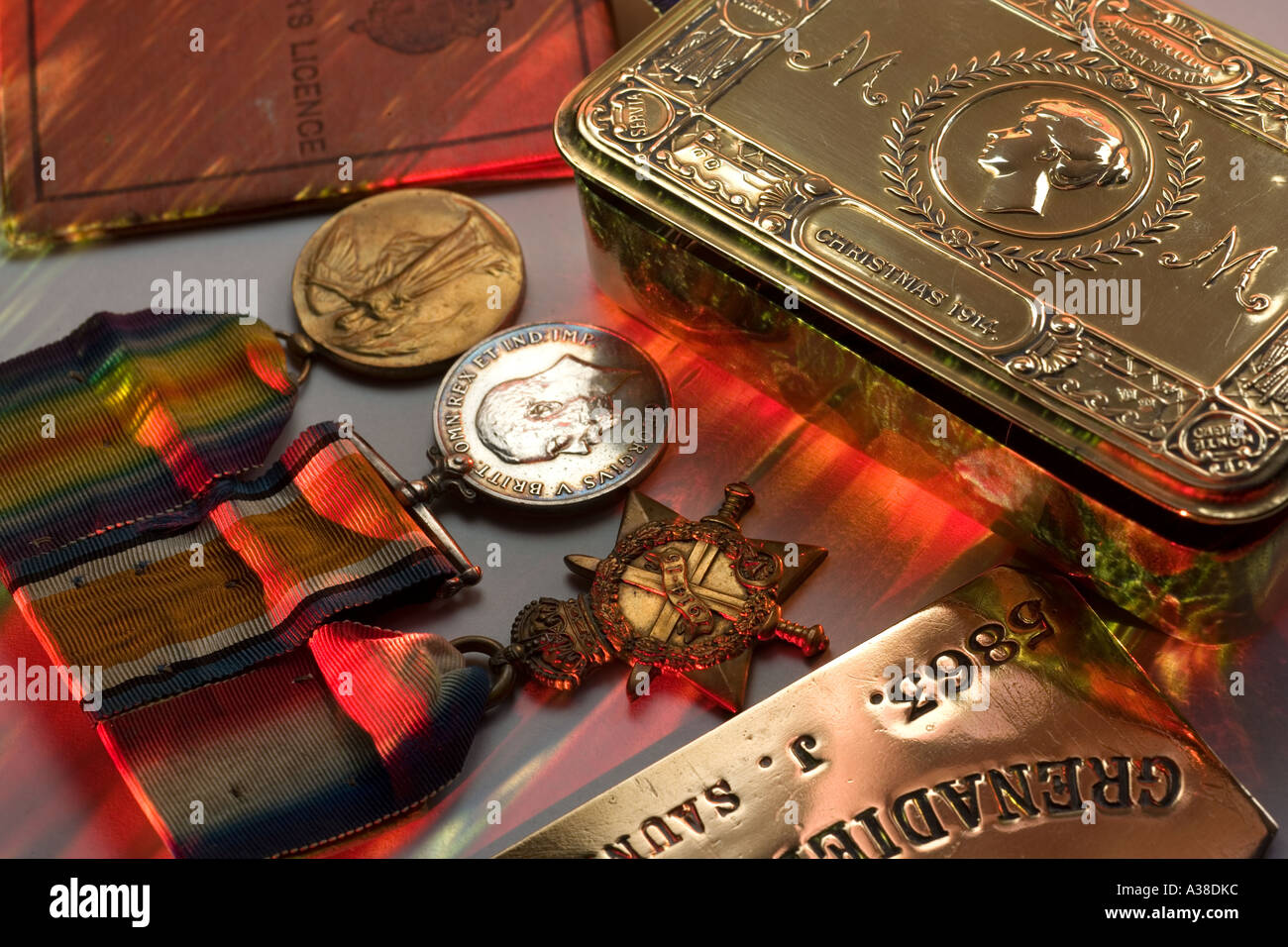 Prima medaglie di guerra mondiale e tino di tabacco di ottone da Natale 1914 Foto Stock